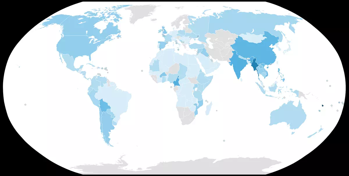 Tmavší barva znamená více zaznamenaných jazyků, kterými se v dané zemi mluví. Rusko se dělí na evropskou a asijskou část.