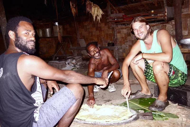 Les gens du vilage partagent avec moi un délicieux nalot à Tolomako, Big Bay, au nord d’Espiritu Santo.